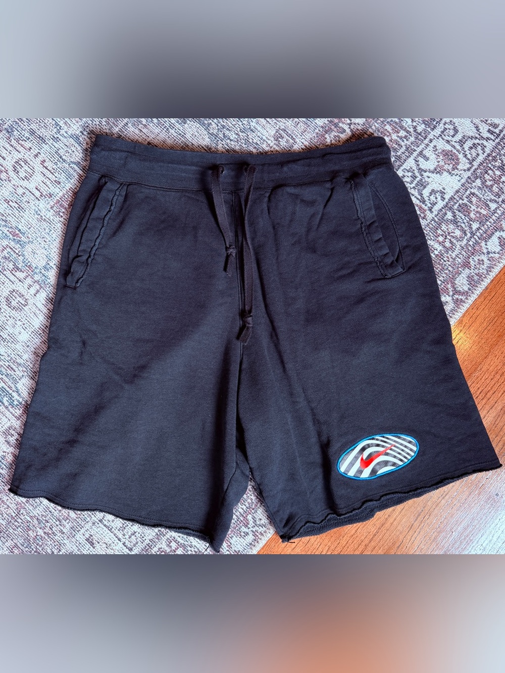 Nike Sportswear Fleece Shorts Men’s Medium Black Raw Hem Drawstring Graphic Logo
